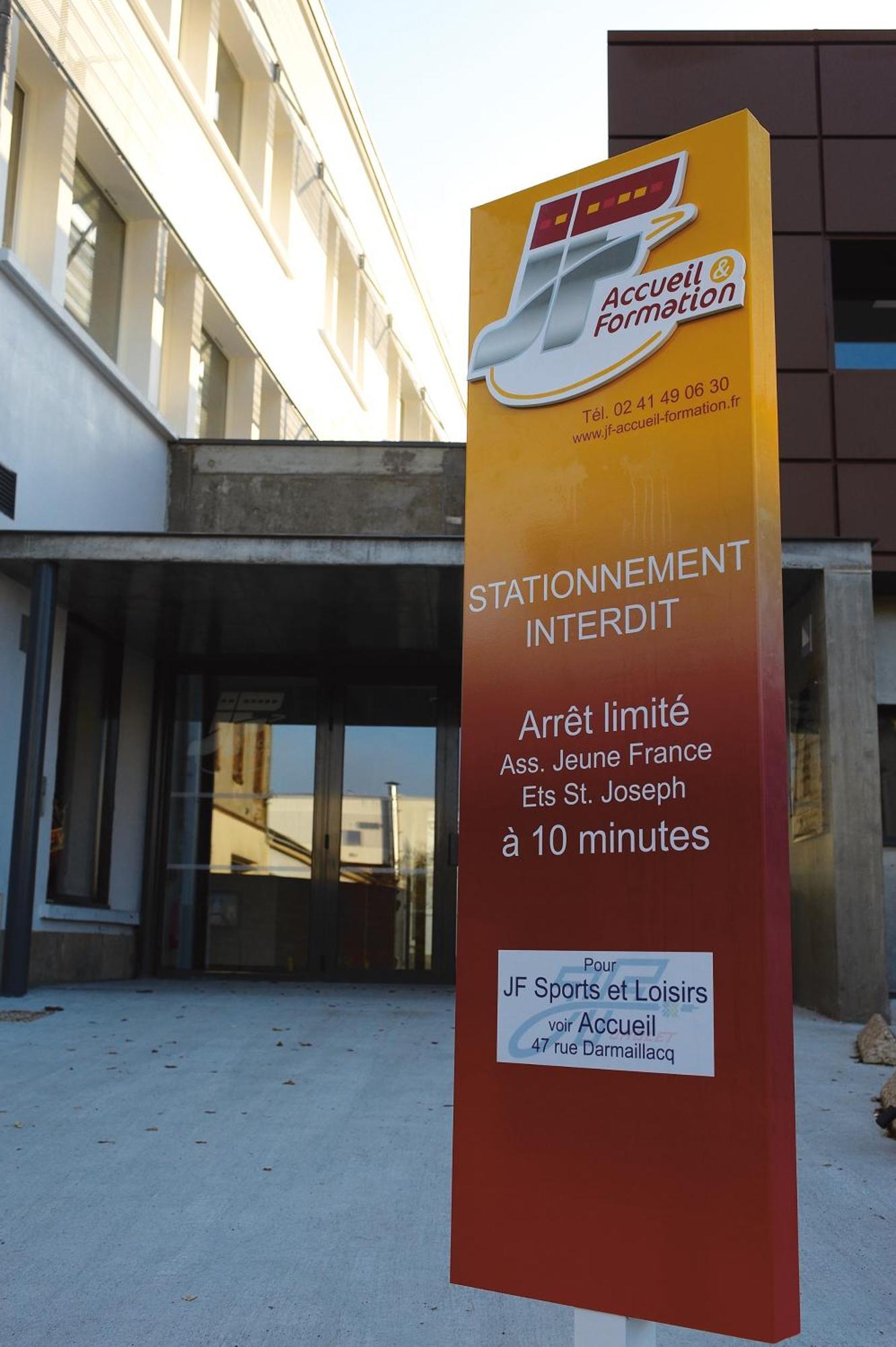 Jf Accueil & Formation Hotel Cholet Exterior photo