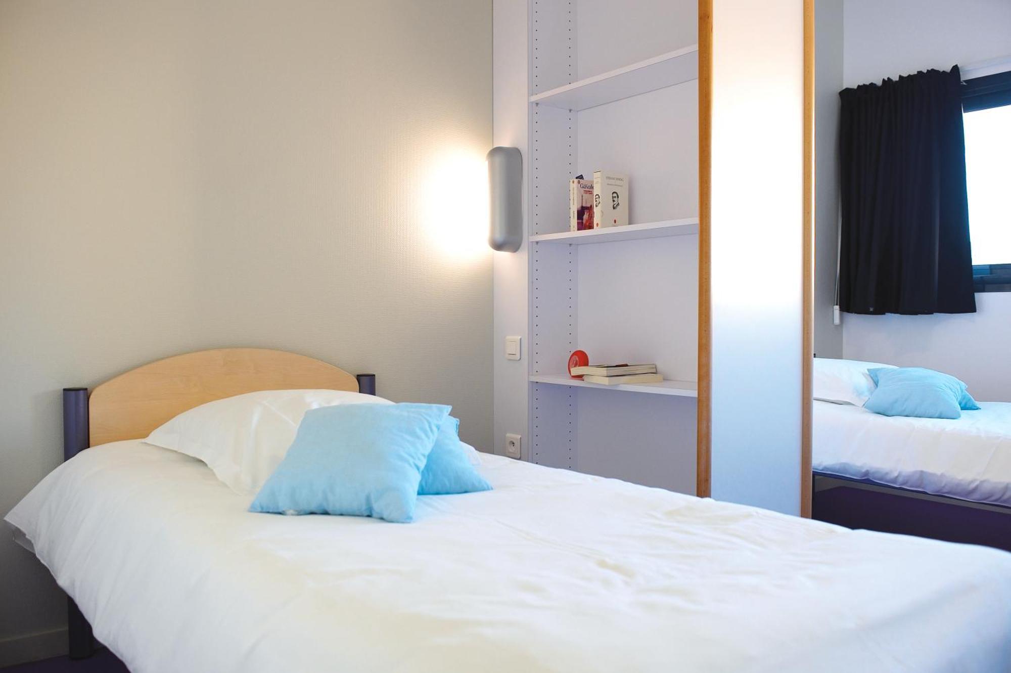 Jf Accueil & Formation Hotel Cholet Exterior photo